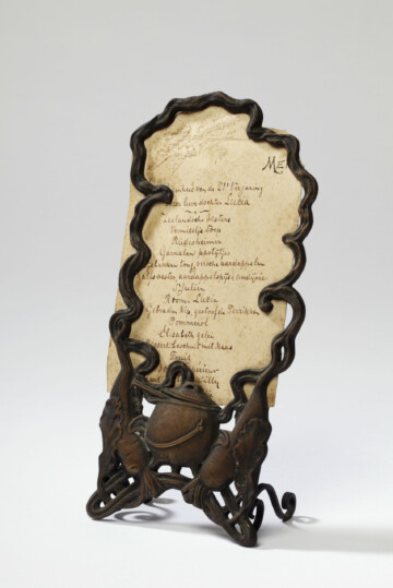 Handgeschriebene Menükarte in Jugendstilhalter aus Messing, um 1910