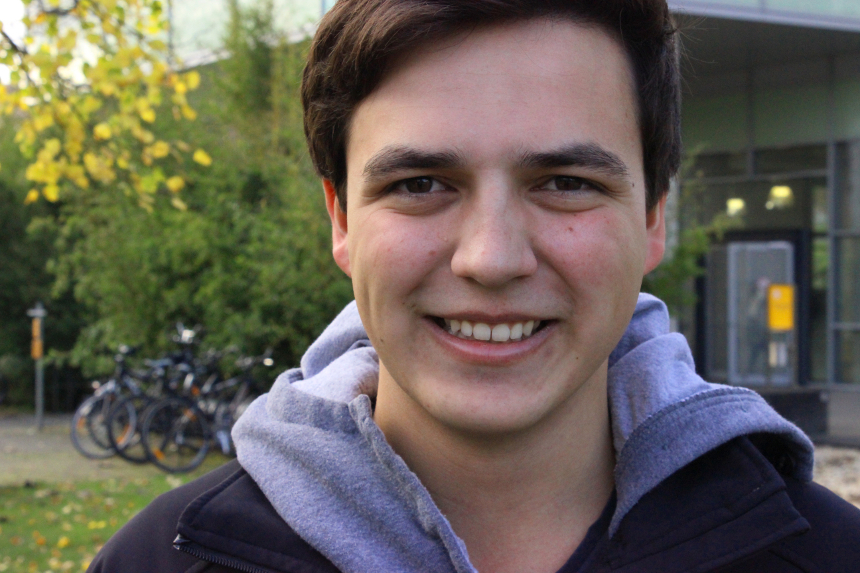 Der 20-jährige Tim Feiden aus Landkern bei Kaisersesch ist seit September der erste Bundesfreiwilligendienstler am Campus in Koblenz. Foto: Adrian Müller