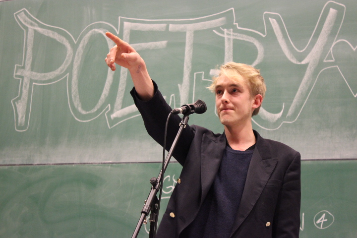 Slam-Poet Tobias Gralke spricht jeden Zuhörer an.