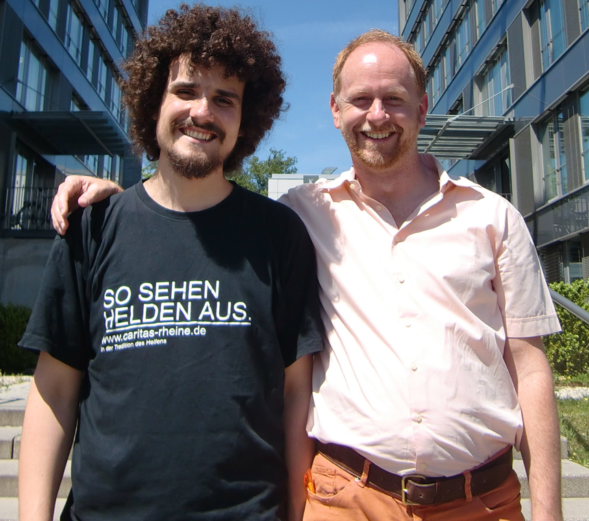 Die Studierenden Felix Göttert und Rainer Winters (v.li.) organisieren die Aktion „Freilos“ am Campus in Landau. Foto: Greb.