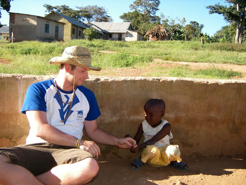 Leist mit einem Kind eines ugandischen Waisenhauses in der Sonne. Foto: privat